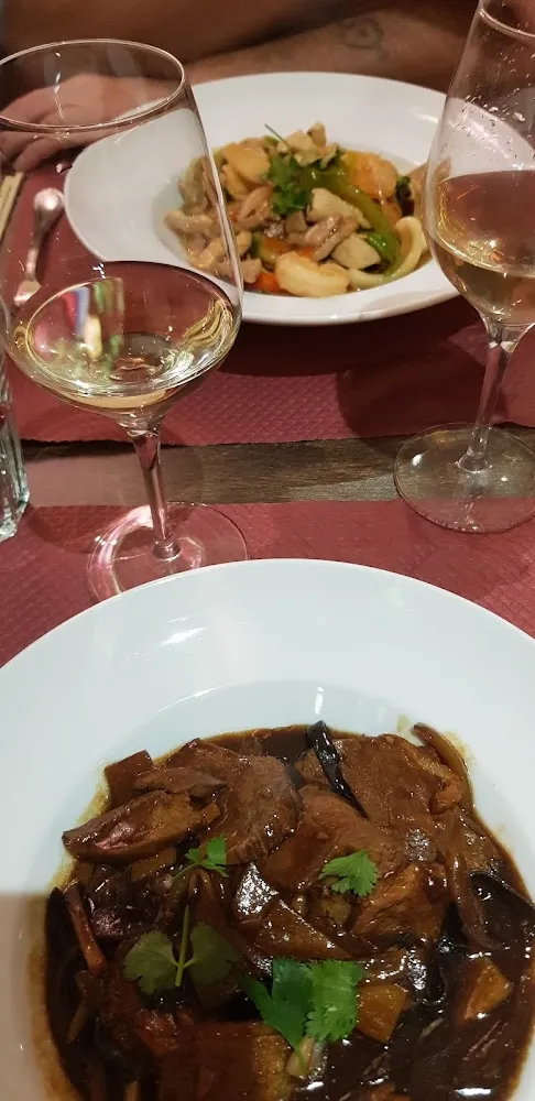 Canard Aux Pousses de Bambou Et Champignons Noirs