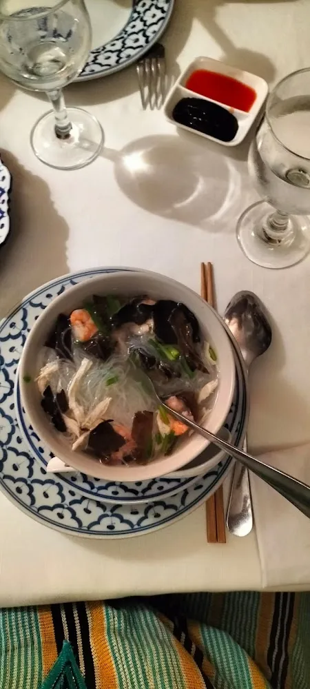 Soupe de Vermicelles Transparentes Aux Champignons Poulet Gambas